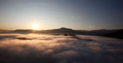 Berge im Nebel mit Sonne Berge im Nebel mit Sonne