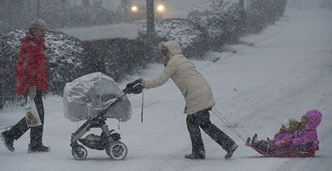 Kinderwagen im Schnee Kinderwagen im Schnee