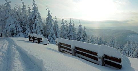 Schnee in den Bergen und auf den Bänken Schnee in den Bergen und auf den Bänken