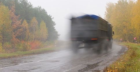 Herbstwetter auf der Straße Herbstwetter auf der Straße