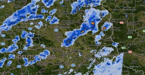 Unwetter haben im Osten Deutschlands heute Nachmittag für einiges Chaos gesorgt. Dabei wurde eine Frau von einem umstürzenden Baum in ihrem Auto erschlagen. Unwetter haben im Osten Deutschlands heute Nachmittag für einiges Chaos gesorgt. Dabei wurde eine Frau von einem umstürzenden Baum in ihrem Auto erschlagen.